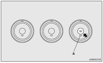 The rear window demister switch can be operated when the engine is running.