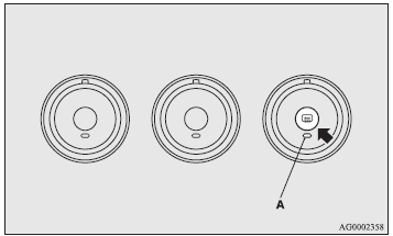 The rear window demister switch can be operated when the engine is running.