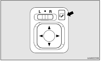 With the ignition switch in the “ON” or “ACC” position, push the mirror retractor