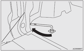 4. Turn the wheel nut wrench until the tyre is secure and the chain is tight.