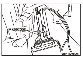 Mitsubishi Outlander. How To Use Troubleshooting/Inspection Service Points