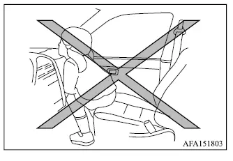 Mitsubishi Outlander child standing unrestrained near the front passenger airbag