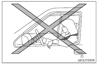 Mitsubishi Outlander occupant leaning against a door in the side airbag deployment area